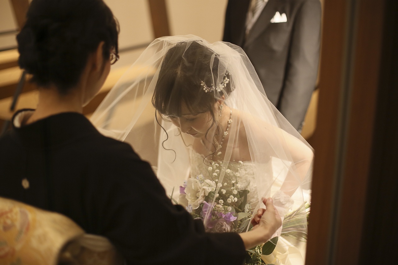 香川県高松市の結婚式場アナザースタイルで感動のベールダウンのシーン
