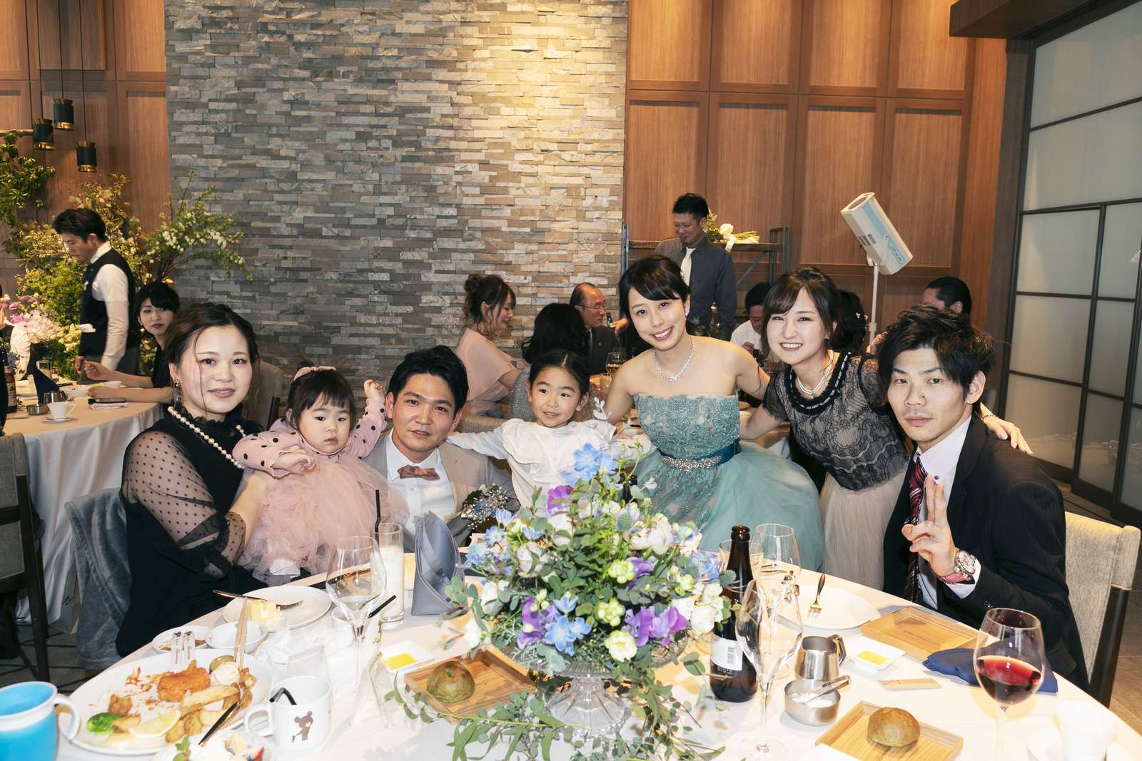 高松市の結婚式場アナザースタイルの披露宴会場でフォトタイム