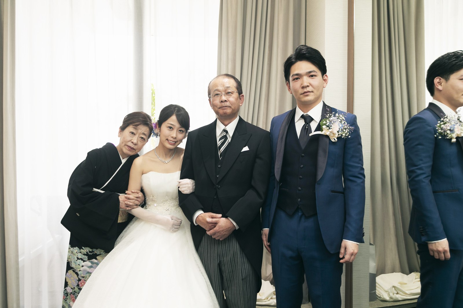 香川県高松市の結婚式場アナザースタイルの控室での家族写真