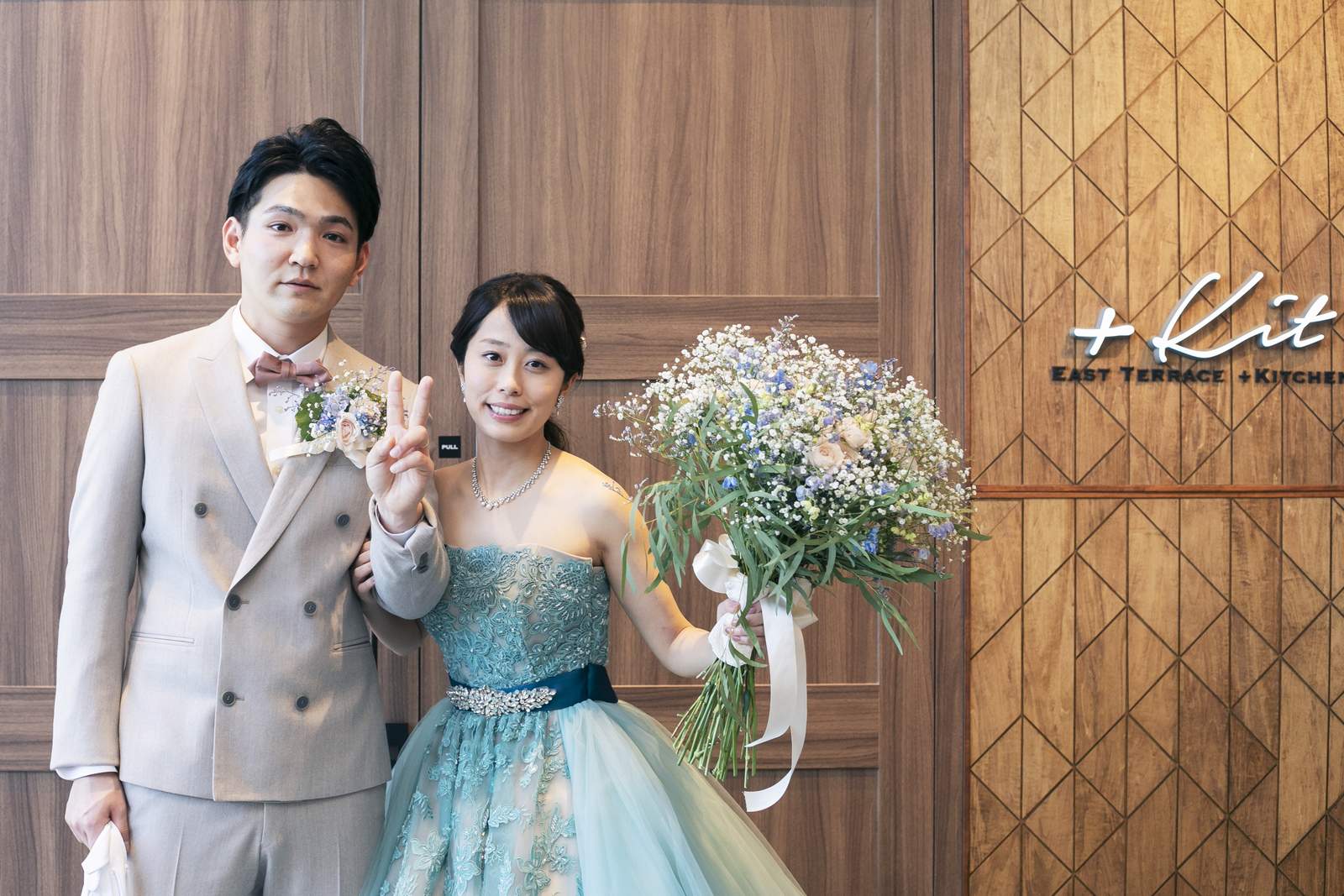 高松市の結婚式場アナザースタイルの披露宴会場前で新郎新婦ショット
